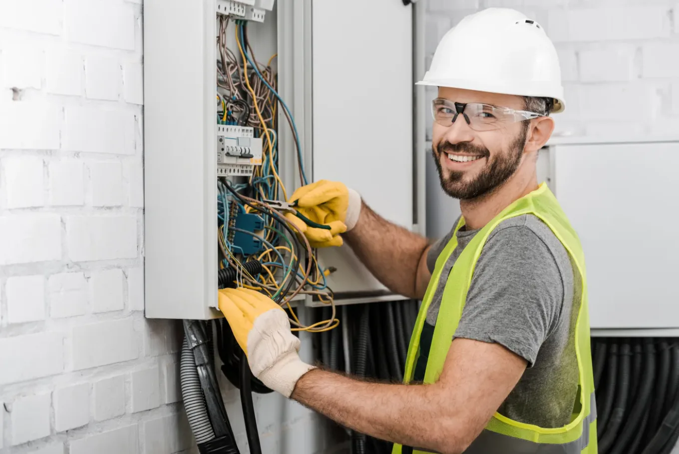 Raccordement d'un tableau électrique sur un chantier du Comminges