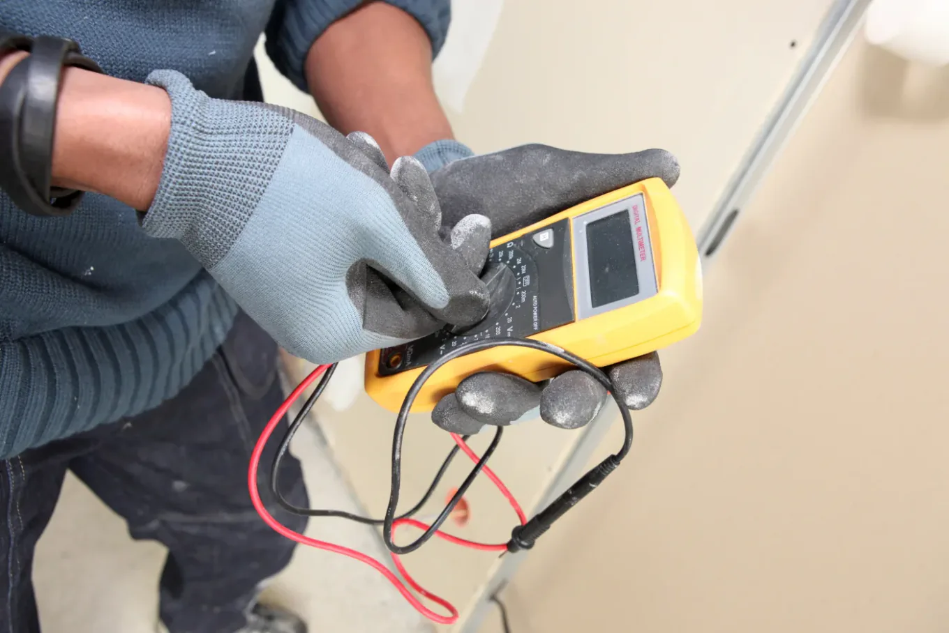 Mesures électriques avant fermeture d'une tranchée à Saint-Gaudens