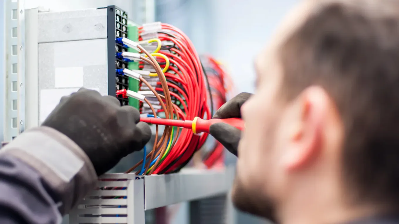 Essais électriques en fin de chantier dans le Comminges